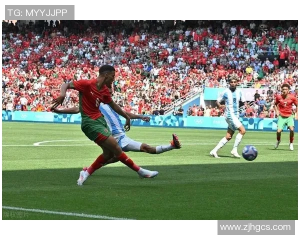 球迷兴奋拍照足球明星现身视频瞬间记录偶像的魅力与激情