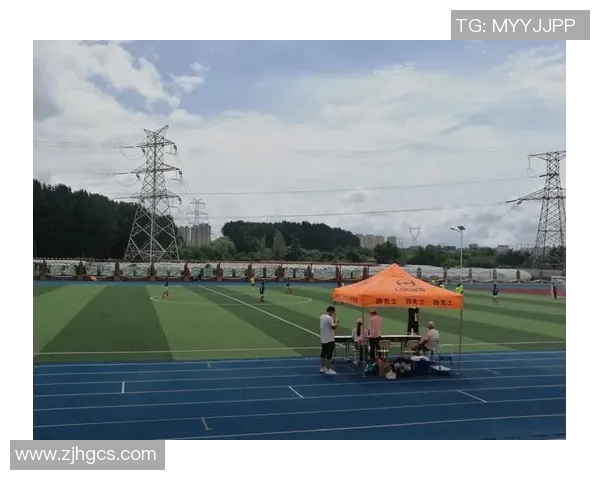 在绿茵场上闪耀的星光背后足球明星的生活与梦想交织的日常故事 在绿茵场上闪耀的星光背后足球明星的生活与梦想交织的日常故事