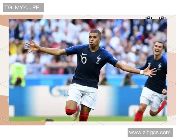 姆巴佩闪耀绿茵场足球明星海报展现他的无与伦比魅力与风采